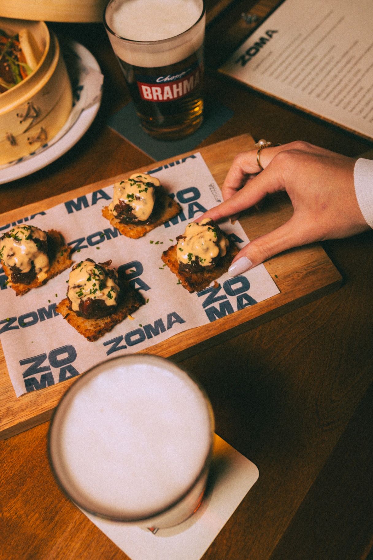 Canapés com molho especial e chopp